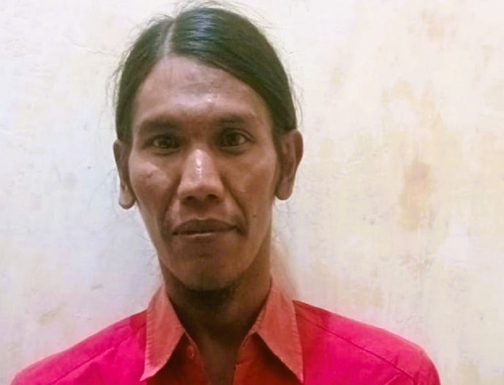 TAK BERKUTIK: Tersangka Jaffar saat difoto di Mapolres Sampang, Rabu (29/10).