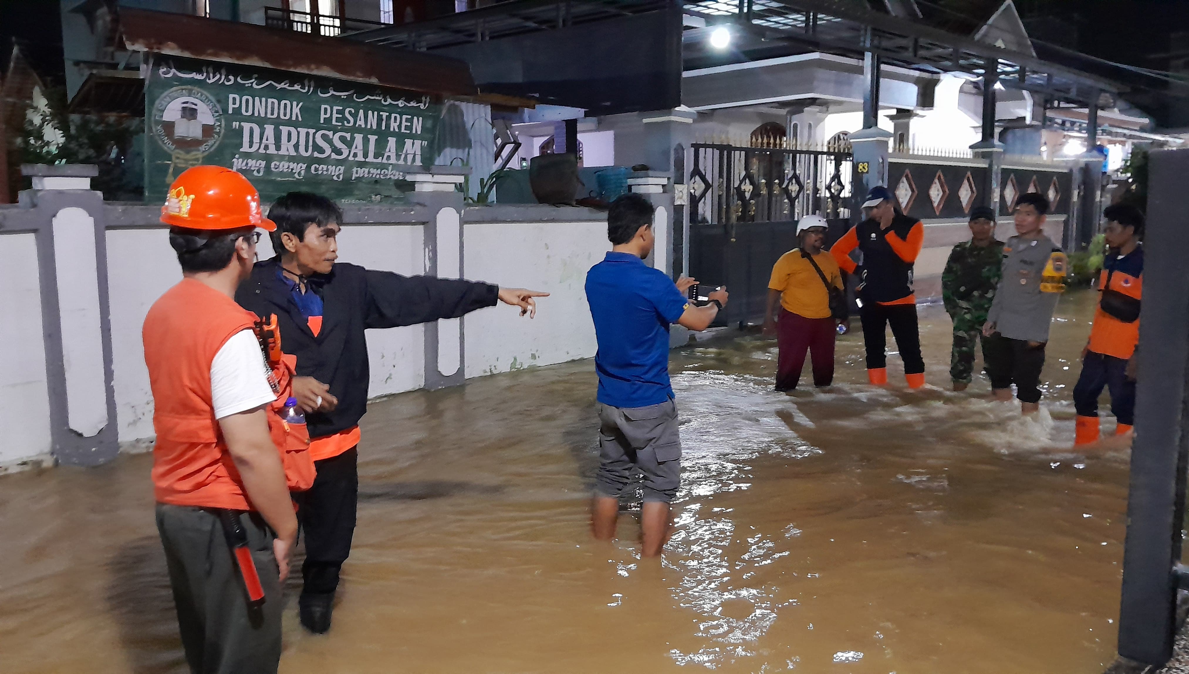 SIAGA: TIM BPBD Pamekasan lakukan evakuasi warga Kelurahan Jungcangcang saat terjadi banjir, Jumat (7/3).