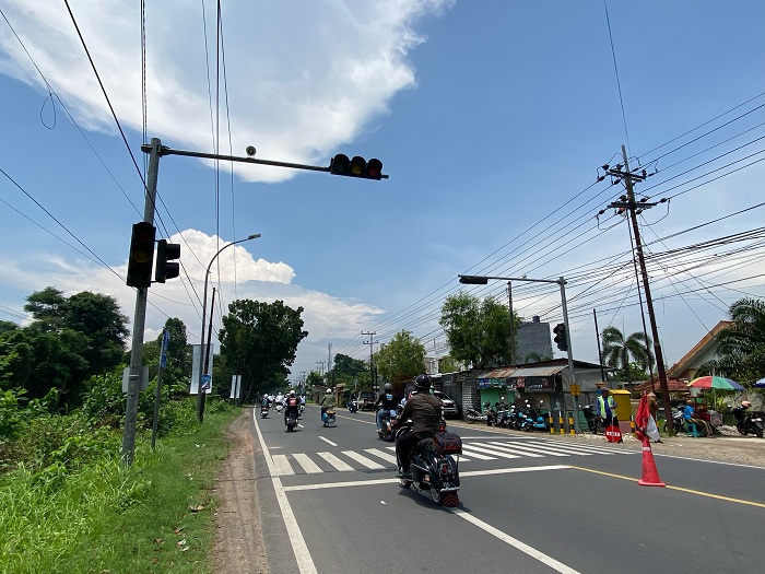 PENERANGAN: Pengendara motor di dekat PJU di Jalan Raya Tanjung, Kecamatan Burneh, Bangkalan, Senin (3/11). (AYU LATIFAH/JPRM)