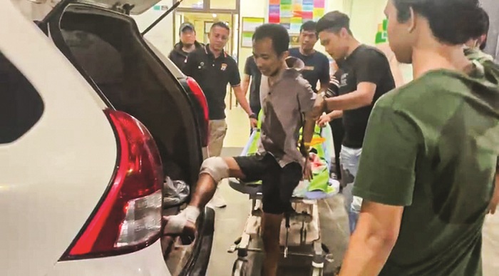 TAK BERKUTIK: Tersangka Nuruddin saat digiring petugas dari RSUD Syamrabu Bangkalan Sabtu (25/10) dini hari. (POLRES BANGKALAN UNTUK JPRM)