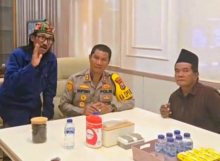 MENYERAHKAN DIRI: Tersangka Mad Jari (kanan) saat menyerahkan diri di ruang Kapolres Sampang AKBP Hartono, Rabu (29/10).