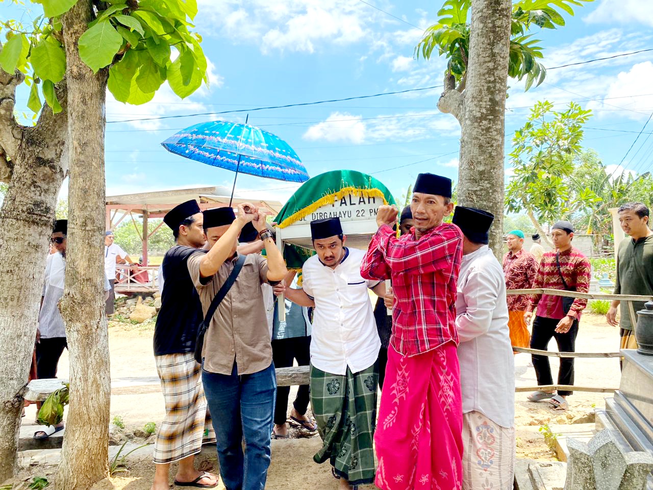 BERDUKA: Sejumlah warga menggotong jenazah agen JPRM, EC Jhon Yulianto, menuju pemakaman Asta Barat, Pamekasan, Minggu (2/11). (FAHMI JALIL/JPRM)