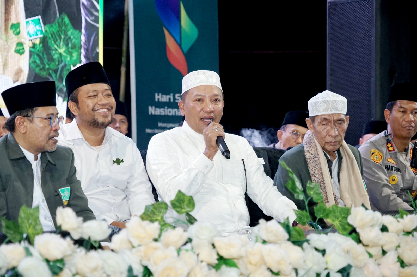 KOMITMEN: Bupati Sampang Slamet Junaidi menyampaikan sambutan saat menghadiri puncak HSN 2025 didampingi Wabup Ahmad Mahfudz di Alun-Alun Trunojoyo, Jumat (31/10) malam. (PROKOPIM UNTUK JPRM)
