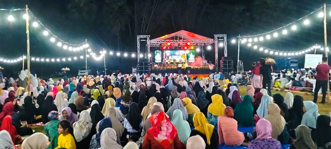 LAUTAN MANUSIA: Ribuan warga NU menghadiri pengajian umum dalam rangka HSN dan Rokat Desa Dungkek, Kecamatan Dungkek, Sabtu (1/11) malam.