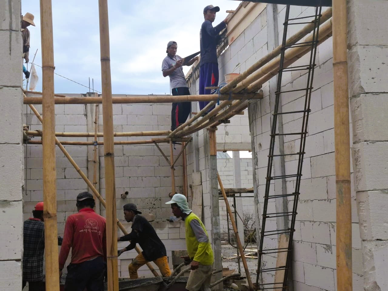 FOKUS: Sejumlah pekerja sedang malangsungkan pembangunan gedung pelayanan Satlantas Polres Sumenep, Jumat (31/10).