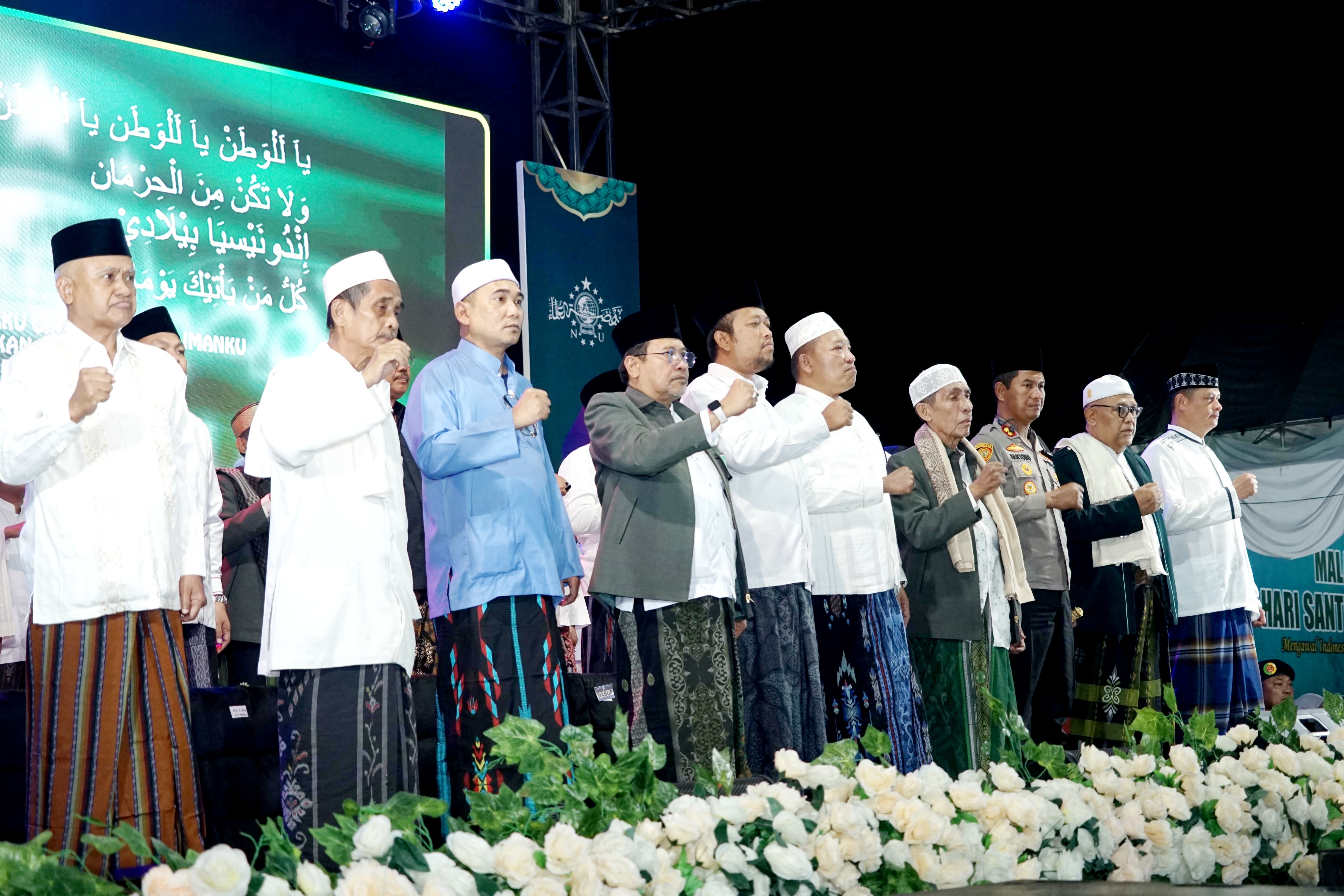 PENUH SEMANGAT: Bupati Slamet Junaidi diapit Wabup Ahmad Mahfudz dan para tokoh NU Sampang menyanyikan Mars Syubbanul Wathon pada malam puncak HSN 2025 di Alun-Alun Trunojoyo, Jumat (31/10) malam.