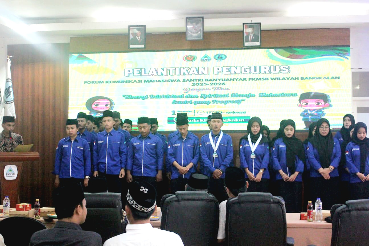 SIAP MENGABDI: Pengurus baru Forum Komunikasi Mahasiswa Santri Banyuanyar (FKMSB) Wilayah Bangkalan dilantik di aula kantor KPU Bangkalan, Sabtu (1/11). (FKMSB BANGKALAN UNTUK JPRM)