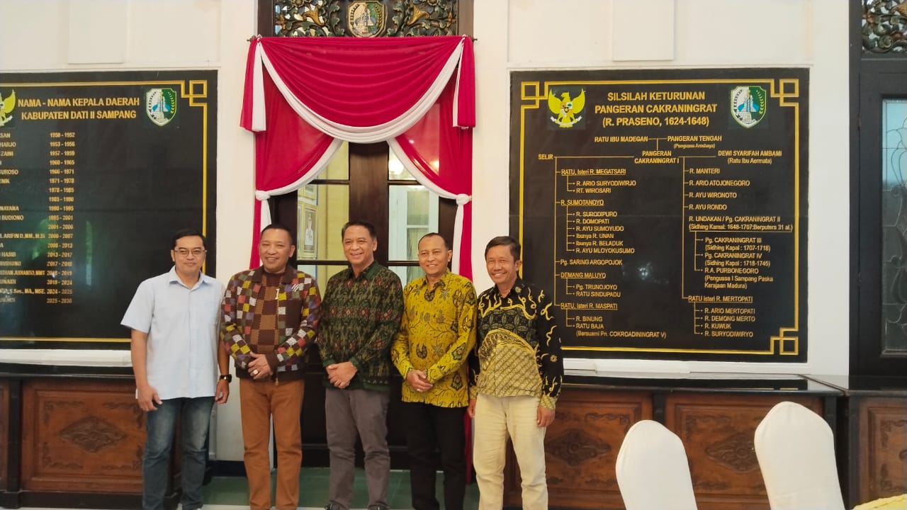 BERSINERGI: Bupati Sampang H Slamet Junaidi menerima kunjungan dari  Unitri Malang di Pendopo Kabupaten Sampang, Senin (3/11).