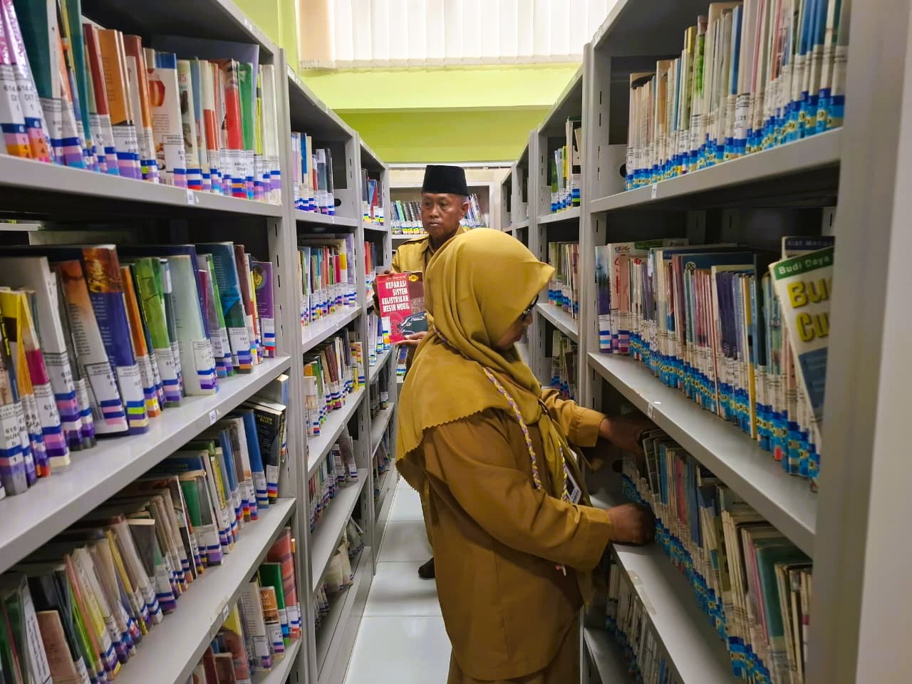 MOH. LATIF/JPRM RAPI: Petugas sedang merapikan buku di Perpusda Sumenep, Senin (27/9).