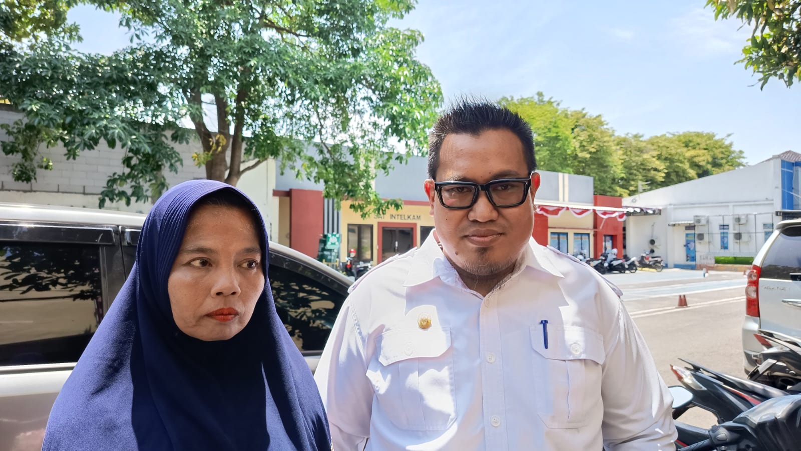 KORBAN PENIPUAN: Sumini didampingi kuasa hukumnya, Hendrayanto, saat mendatangi Mapolres Bangkalan Selasa (16/9).