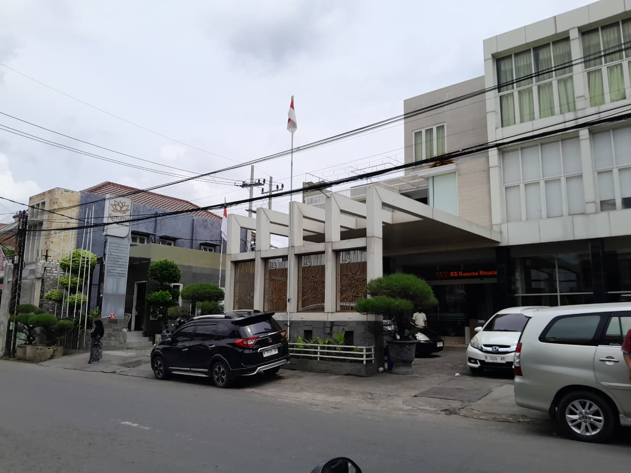LENGANG: Kendaraan pengunjung terparkir di halaman Kusuma Hospital, Kamis (30/10).