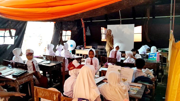 JADI SOROTAN: Murid SDN Tamberu 2, Kecamatan Batumarmar, Pamekasan, belajar dalam tenda, Senin (27/10). (M. KHOLIL RAMLI/JPRM)