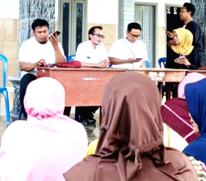 BERKUMPUL: Korkab PKH Pamekasan Lukman Hakim memberikan arahan kepada KPM di Balai Desa Branta Tinggi, Kecamatan Tlanakan, Senin (3/11). (ISTIMEWA)