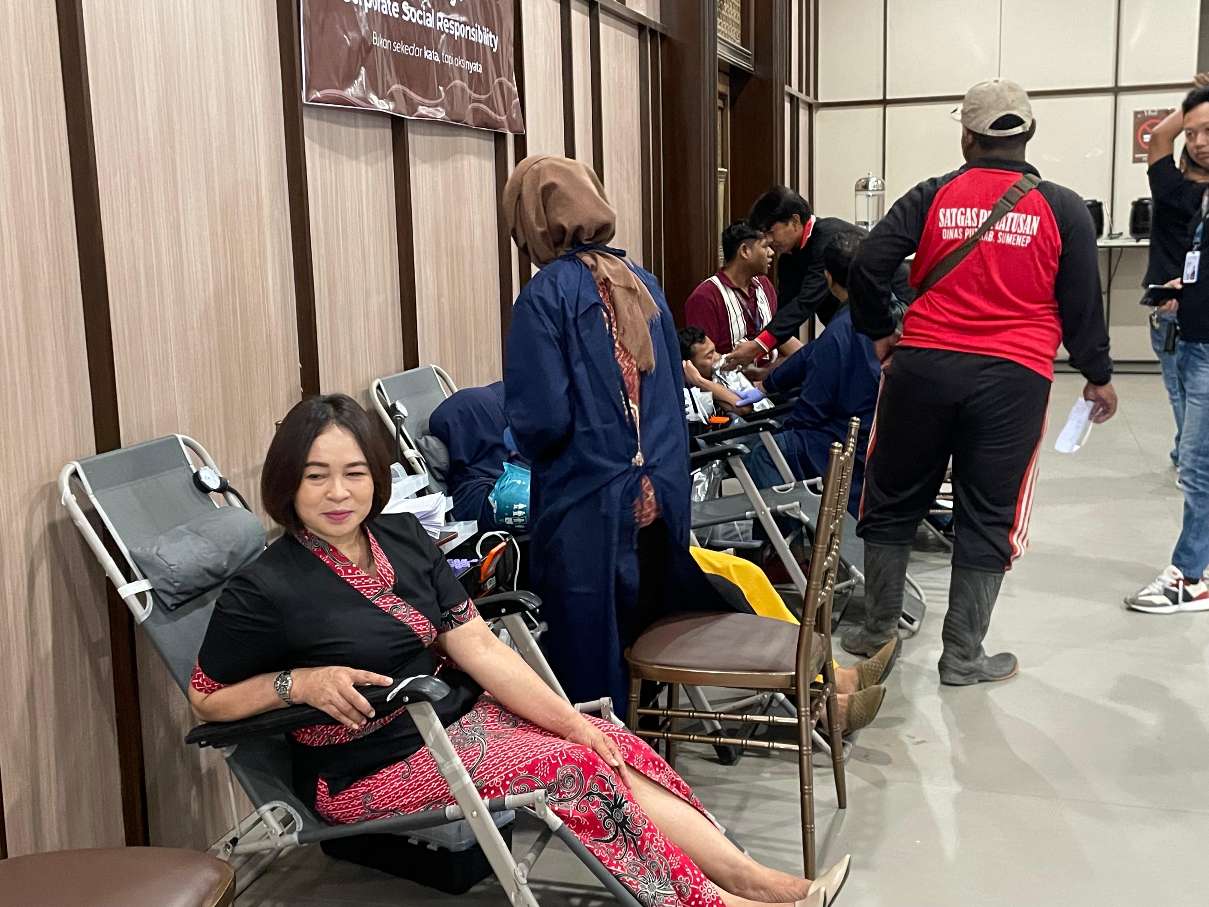 Kegiatan donor darah dan pemeriksaan mata gratis di Myze Hotel, Senin (3/11).