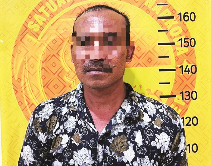 PASRAH: Tersangka berinisial WS, warga Desa Payudan Daleman, Kecamatan Guluk-Guluk, diamankan Polres Sumenep pada Jumat (31/10).&nbsp;(POLRES SUMENEP UNTUK JPRM)