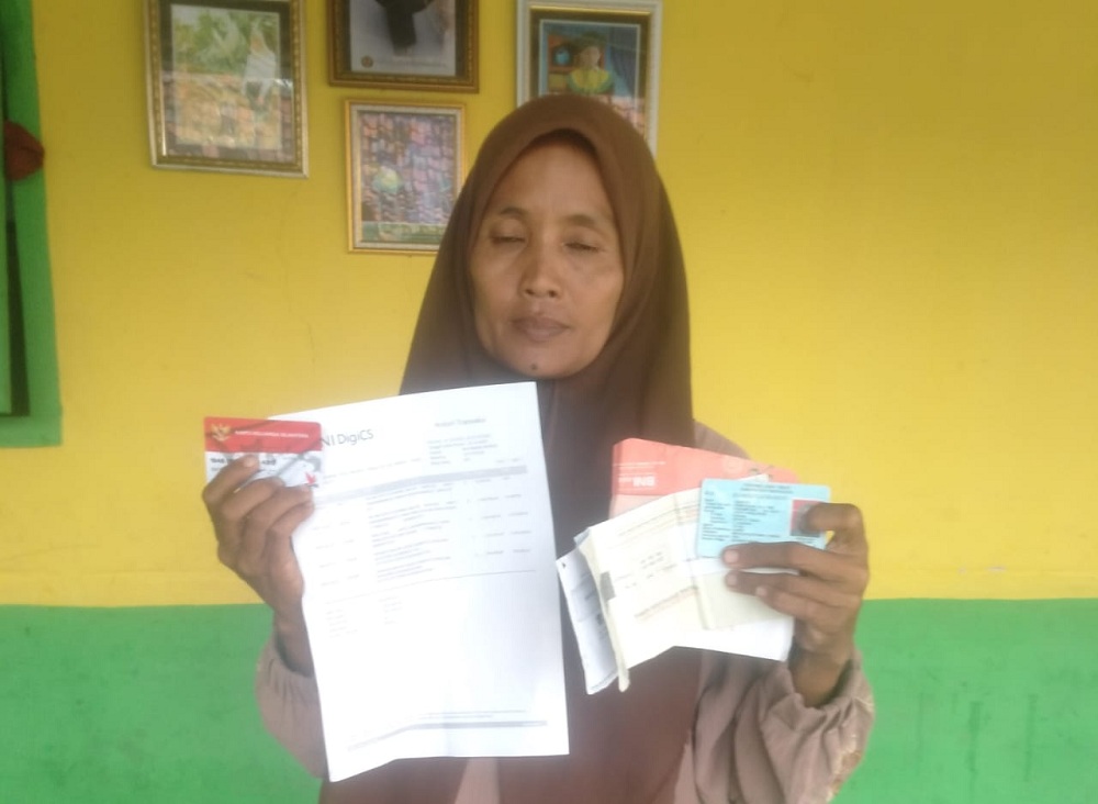 JADI KORBAN: Jumaati menunjukkan beberapa dokumen penting berkaitan dengan program PKH miliknya.