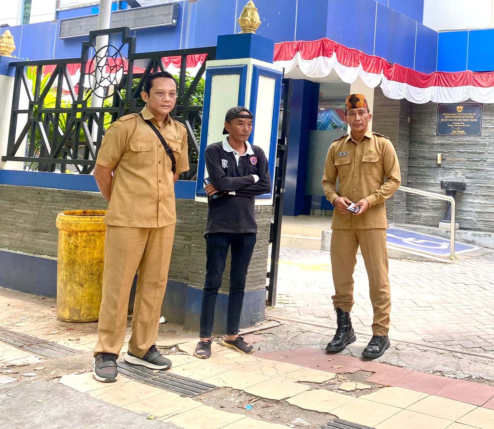 BERI PENJELASAN: Kepala DPUPR Pamekasan Amin Jabir ditemui di sekitar Jalan Panglima Sudirman, Selasa (28/10).