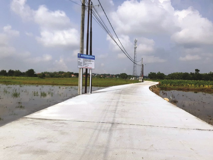 MULUS: Kondisi jalan ruas Tanggumong&ndash;Pangongsean bisa dinikmati masyarakat setelah diperbaiki. (DPUPR SAMPANG UNTUK JPRM)
