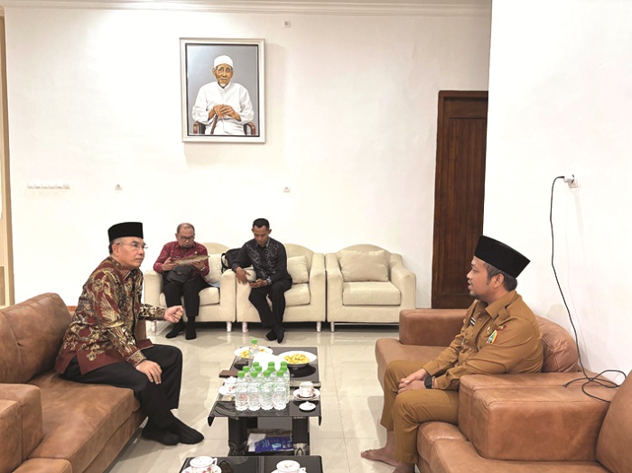 SILATURAHMI: Wabup Sampang Ahmad Mahfudz menemui Wawalkot Mataram Mujiburrahman di rumah dinas Wabup, Selasa (4/11). (WABUP UNTUK JPRM)