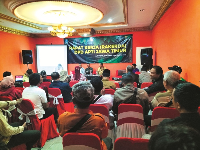 RAPAT PLENO: Ketua DPD APTI Jatim K. Mudi (tengah) saat memimpin rapat terkait pertembakauan di sela-sela rakerda yang digelar di Kabupaten Magetan, Sabtu (1/11). (IST)