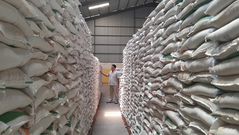 STOK: Petugas mengecek kondisi beras di gudang Bulog, Desa Larangan Tokol, Kecamatan Tlanakan, Pamekasan.