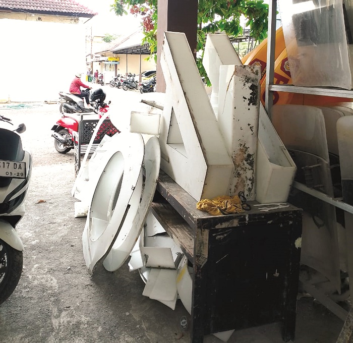 DISITA: Sejumlah sarpras Alun-Alun Trunojoyo Sampang dijadikan barang bukti disimpan di Mapolres Sampang Selasa (4/11). (UBAIDILLAHIR RAIE/JPRM)