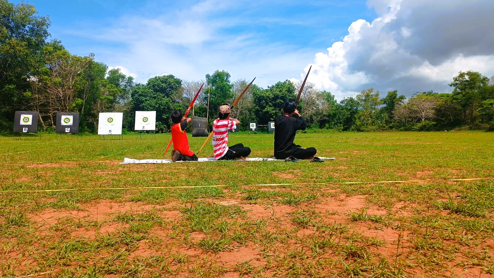 FOKUS: Atlet Perpatri Bangkalan saat berkompetisi dalam latihan bersama (latber) Pamekasan, Minggu (2/11).