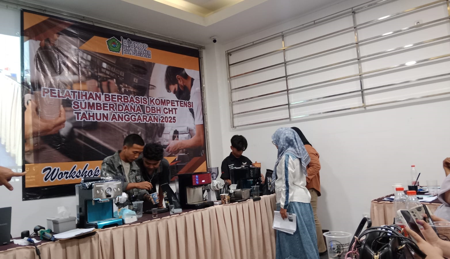 PENGEMBANGAN: Peserta saat mengikuti pelatihan barista di Hotel Cahaya Berlian, Rabu (27/8).
