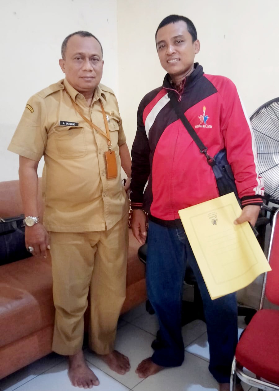 ADUKAN ASN: Ibnu Abdillah (kanan) saat mendatangi kantor Inspektorat Bangkalan Senin (3/11). (IBNU ABDILLAH UNTUK JPRM)