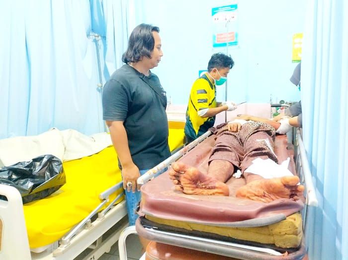TEWAS: Anggota Polri mendampingi petugas Puskesmas Tambelangan, Sampang, saat melihat kondisi jenazah RGP, Minggu (2/11). (HUMAS POLRES UNTUK JPRM)