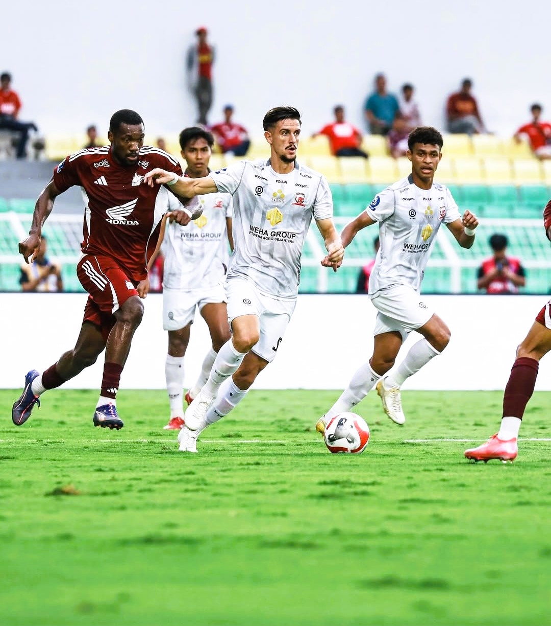 BERDUEL: Pemain MU Kerim Palic adu skill bersama sejumlah pemain saat bertamu ke markas PSM Makassar, Minggu (2/11).
