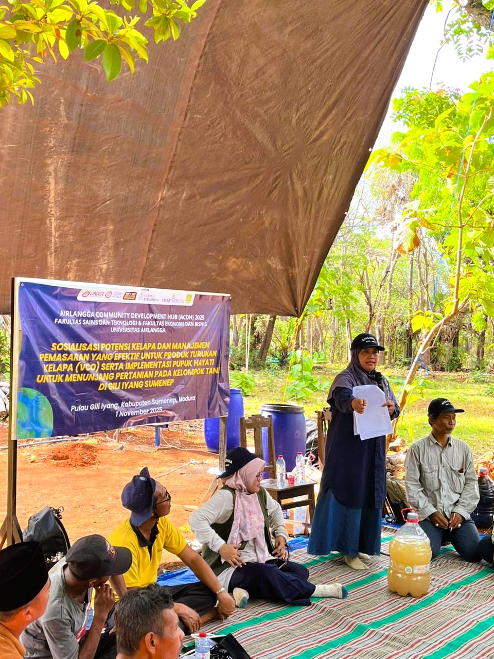 TURUN LANGSUNG: FST dan FEB Unair memberikan pengetahuan terkait perkebunan kelapa kepada masyarakat Pulau Gili Iyang, Kecamatan Dungkek, Sumenep, Sabtu (1/11).