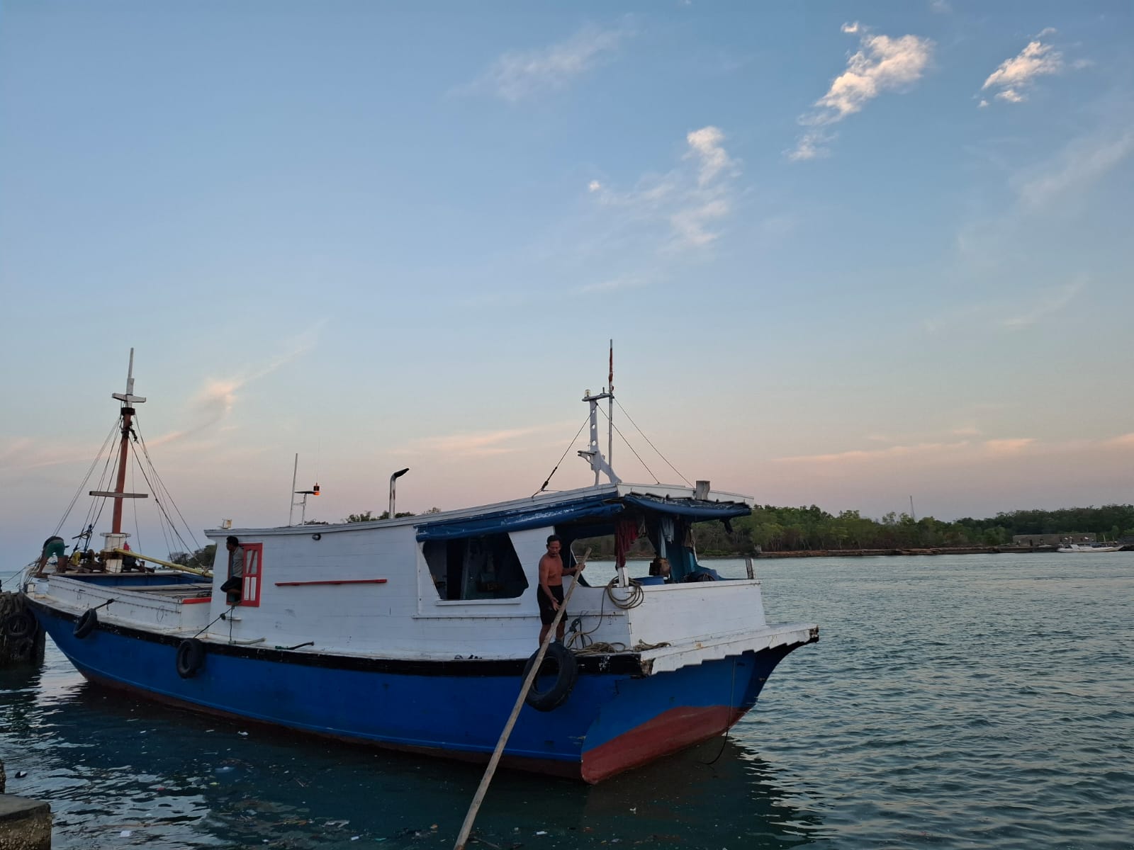 USAHA: Nelayan menyandarkan perahunya di Pelabuhan Kalianget, Kamis (9/10).