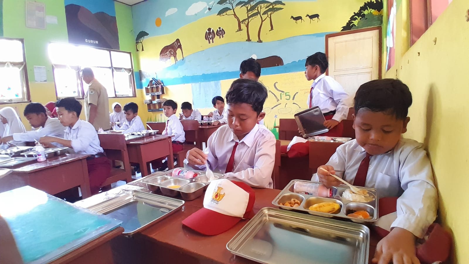 PROGRAM NASIONAL: Siswa SDN Proppo 1 Pamekasan menikmati menu MBG, Selasa (29/4).