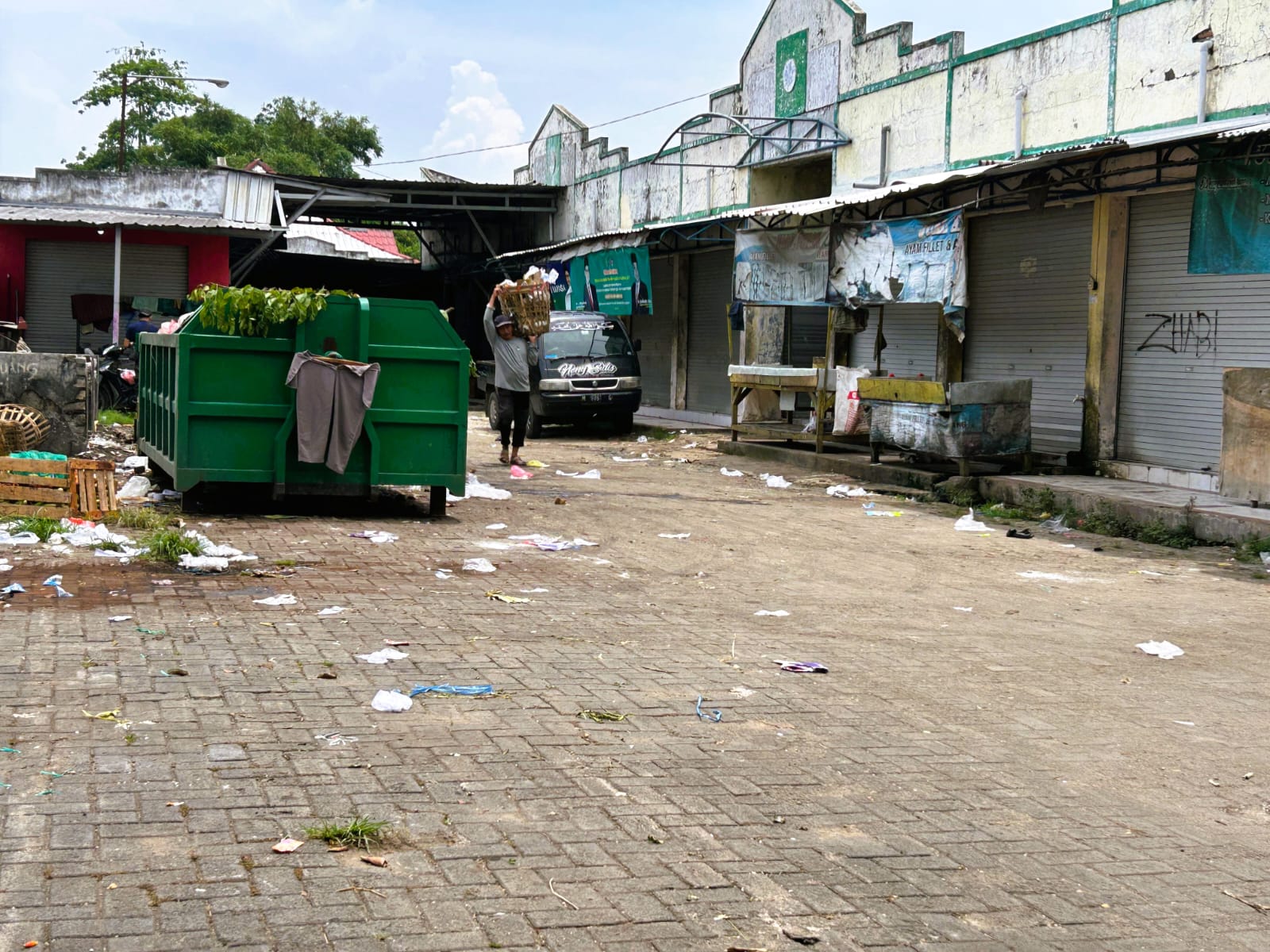 LINGKUNGAN: Seorang pria hendak membuang sampah di Pasar Bancaran.