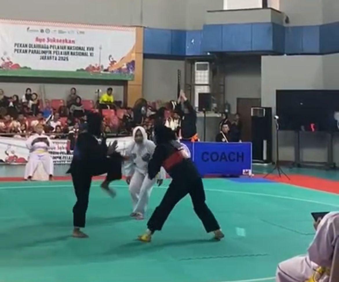 MEMBANGGAKAN: Pesilat Sumenep Fettum Muksin Alkatiri (sabuk merah) saat berlaga melawan pesilat Gorontalo di Popnas Jakarta .