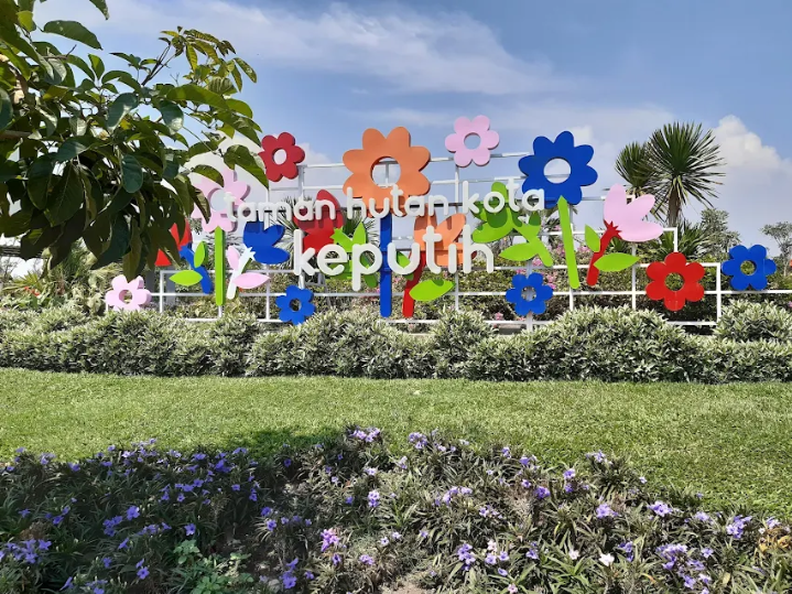 Taman harmoni menawarkan kesejukan dan keindahan alam di jantung kota metropolitan