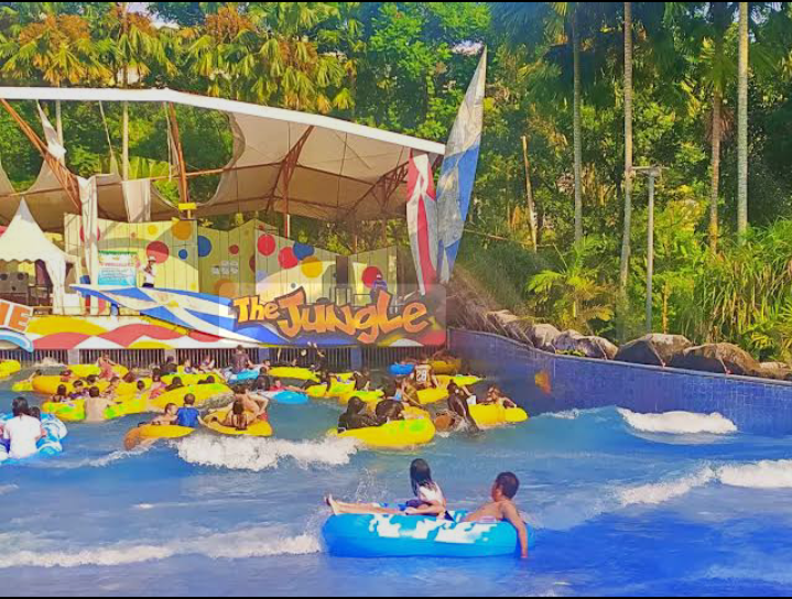 The junggle waterpark menawarkan keseruan yang mampu menghapus stres seketika.