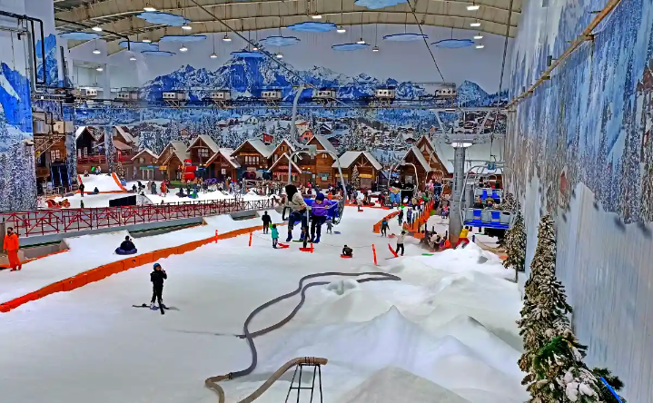 Trans Snow World Bogor menghadirkan pengalaman unik bermain salju tanpa harus terbang ke Eropa atau Jepang.