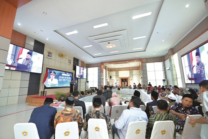 KHIDMAT: Puluhan akademikus UTM mengikuti pencanangan FGD di Aula Syaikhona Muhammad Kholil Kamis (6/11). (UTM UNTUK JPRM)