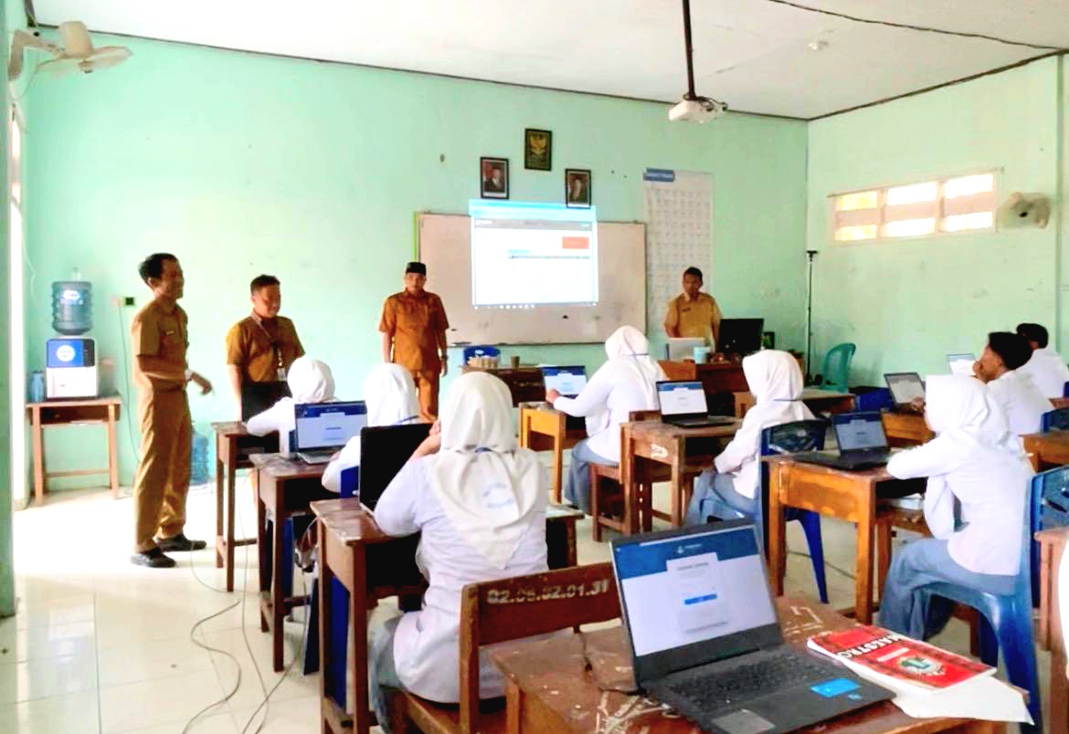 BERI SEMANGAT: Kepala Cabdindik Jatim Wilayah Sampang Mas&rsquo;udi Hadiwijaya monitoring kegiatan TKA di SMAN 1 Ketapang, Sampang, Selasa (4/11). (SMAN 1 KETAPANG UNTUK JPRM)