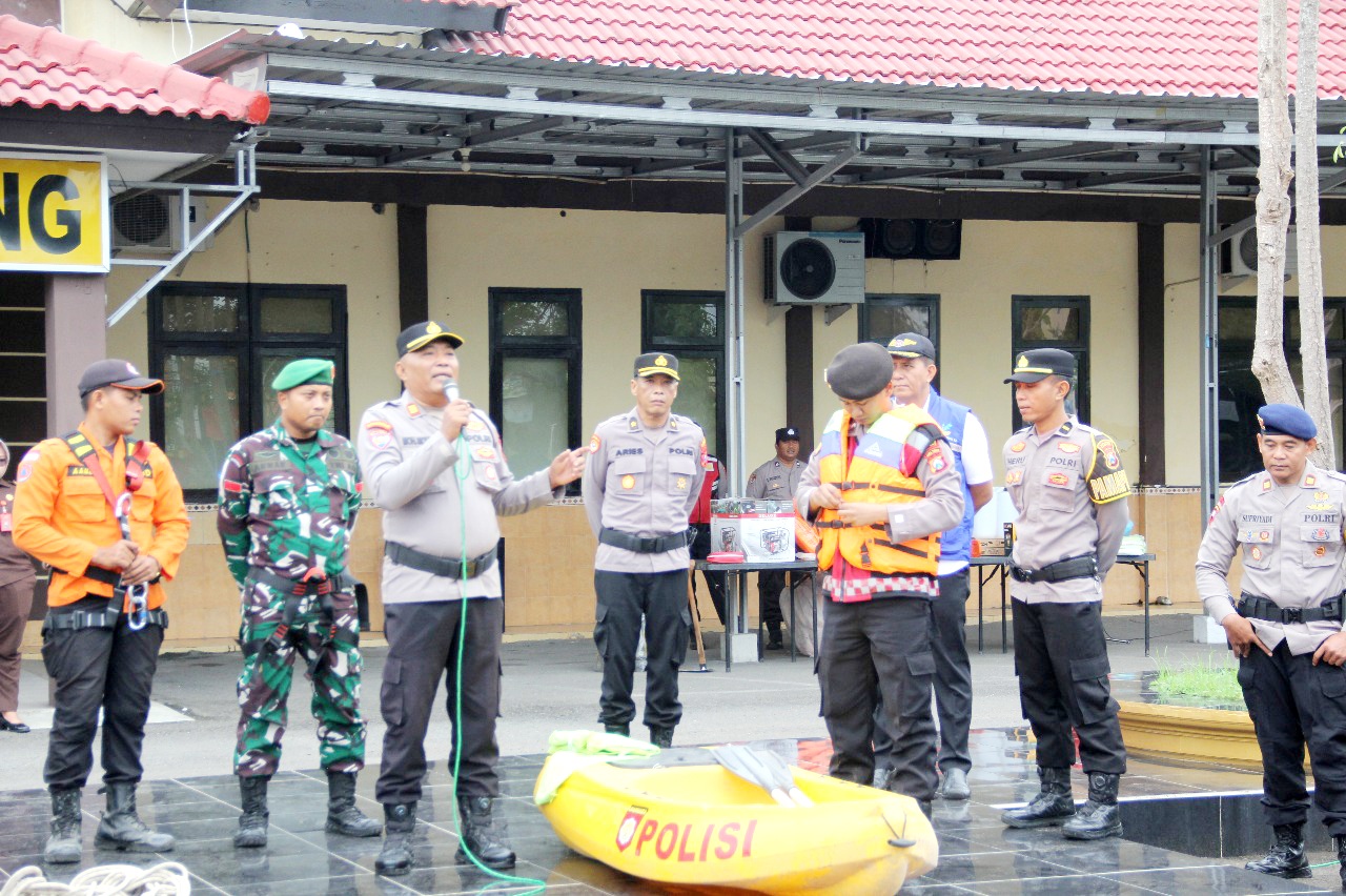 WASPADA: Petugas BPBD dan anggota polres mengecek perahu karet kebencanaan saat apel siaga kebencanaan di Mapolres Sampang Rabu (5/11). (HUMAS POLRES UNTUK JPRM)