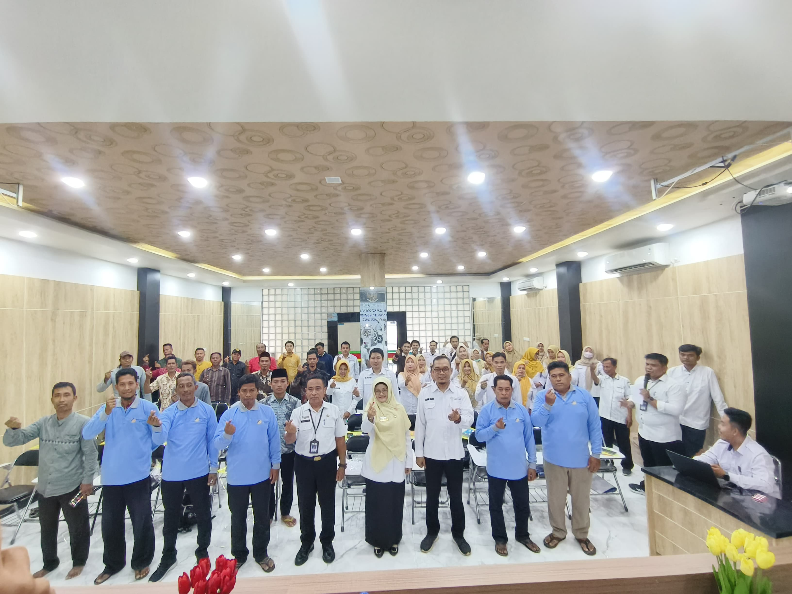 ANTUSIAS: Kabid Dalduk dan KB Dinkes KB Sampang Zahruddin berfoto bersama peserta kegiatan peningkatan kepesertaan KB pria di Aula PPNI Sampang Rabu (5/11). (DINKES KB UNTUK JPRM)