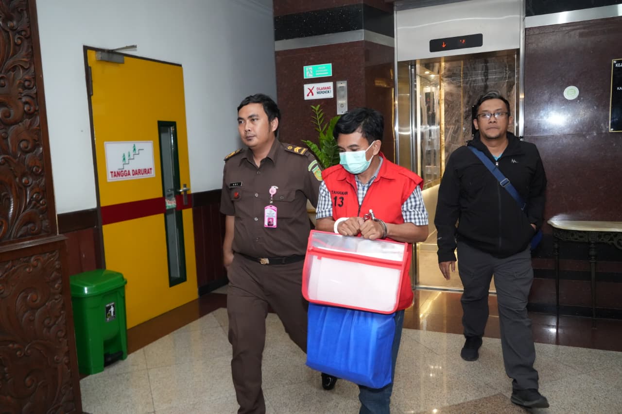 DIBORGOL: Kabid PKP Disperkimhub Sumenep Noer Lisal Anbiya ditetapkan sebagai tersangka atas kasus korupsi BSPS oleh Kejati Jatim, Selasa (4/11) malam. (KEJATI JATIM UNTUK JPRM)