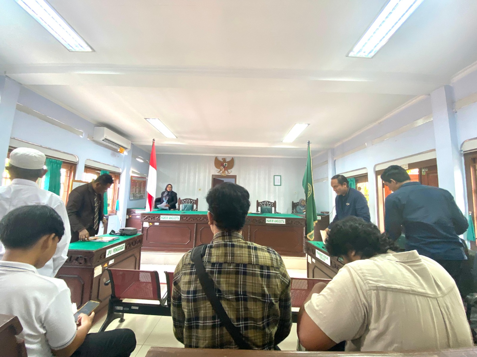 TERBUKA UNTUK UMUM: Peserta sidang beranjak dari tempat duduk masing-masing usai sidang praperadilan di Pengadilan Negeri Pamekasan Rabu (5/11). (MOH. IQBAL AFGANI/JPRM)