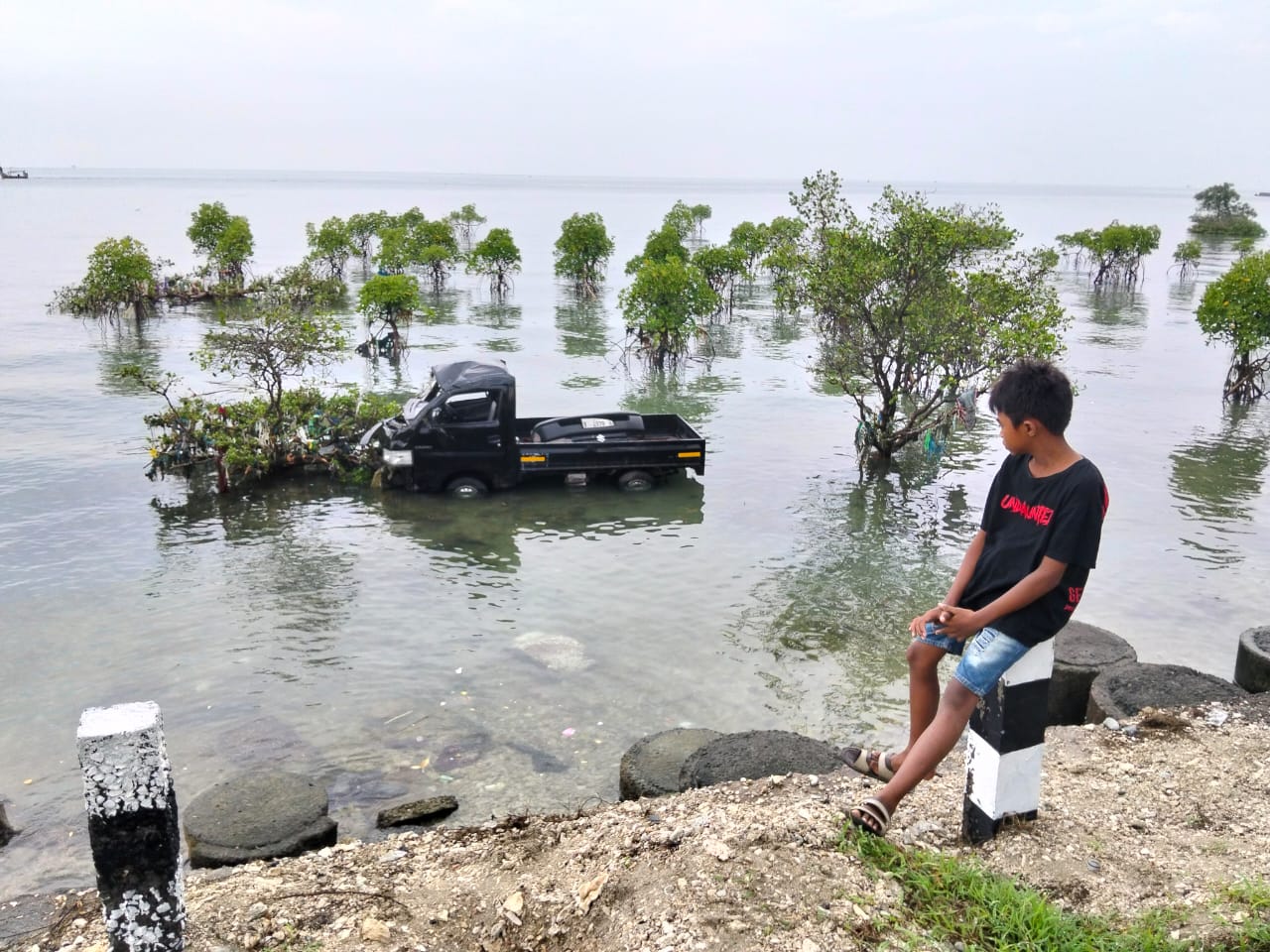 NAHAS: Kendaraan pikap yang terlibat laka tunggal di Desa Dharma Camplong, Kecamatan Camplong, Sampang, dievakuasi Rabu (5/11). (ANIS BILLAH/JPRM)