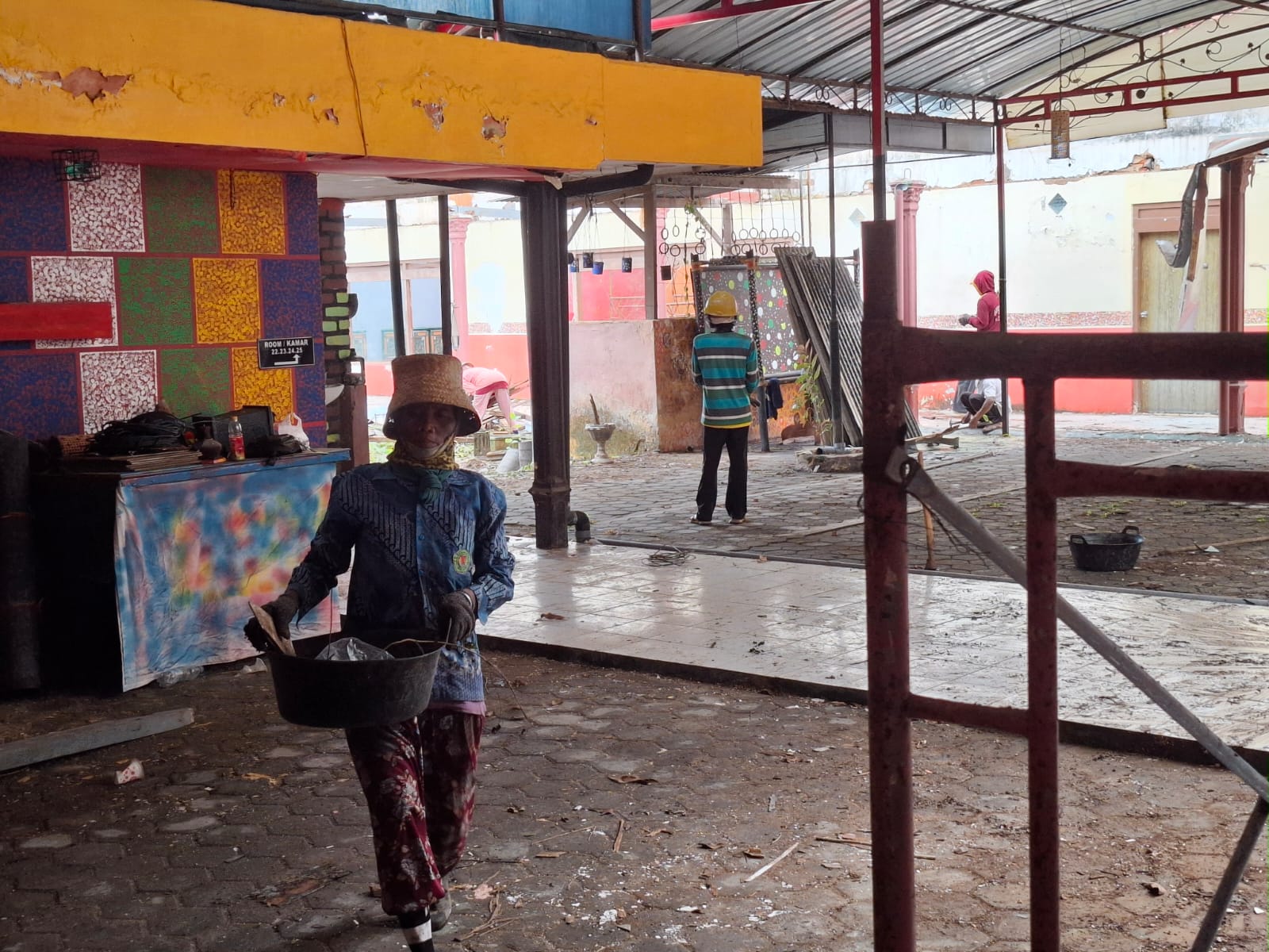 FOKUS: Sejumlah pekerja melakukan pembersihan di area eks Hotel Utami di Desa Kolor, Kecamatan Kota Sumenep.