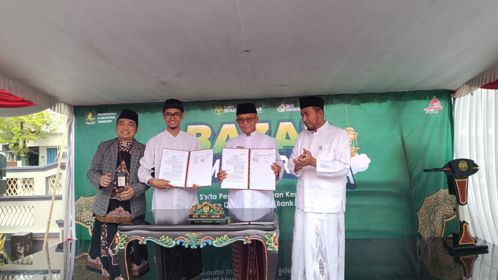 KOMPAK: Dirut BPRS Bhakti Sumekar bersama Bupati Sumenep saat melakukan penandatanganan kerja sama bersama Bank Muamalat Indonesia di kantor BPRS Sumenep.