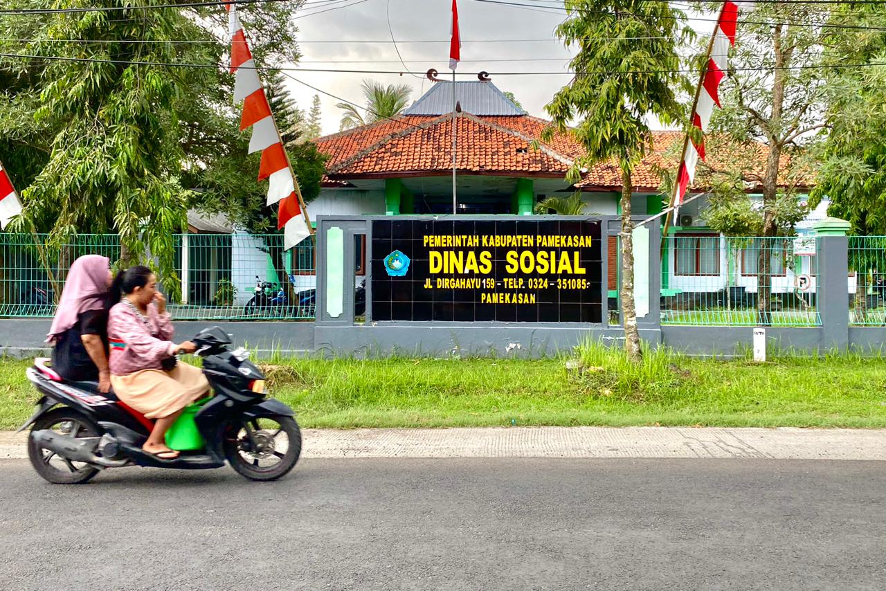 SEPI: Warga berada di sekitar Kantor Dinsos Pamekasan.
