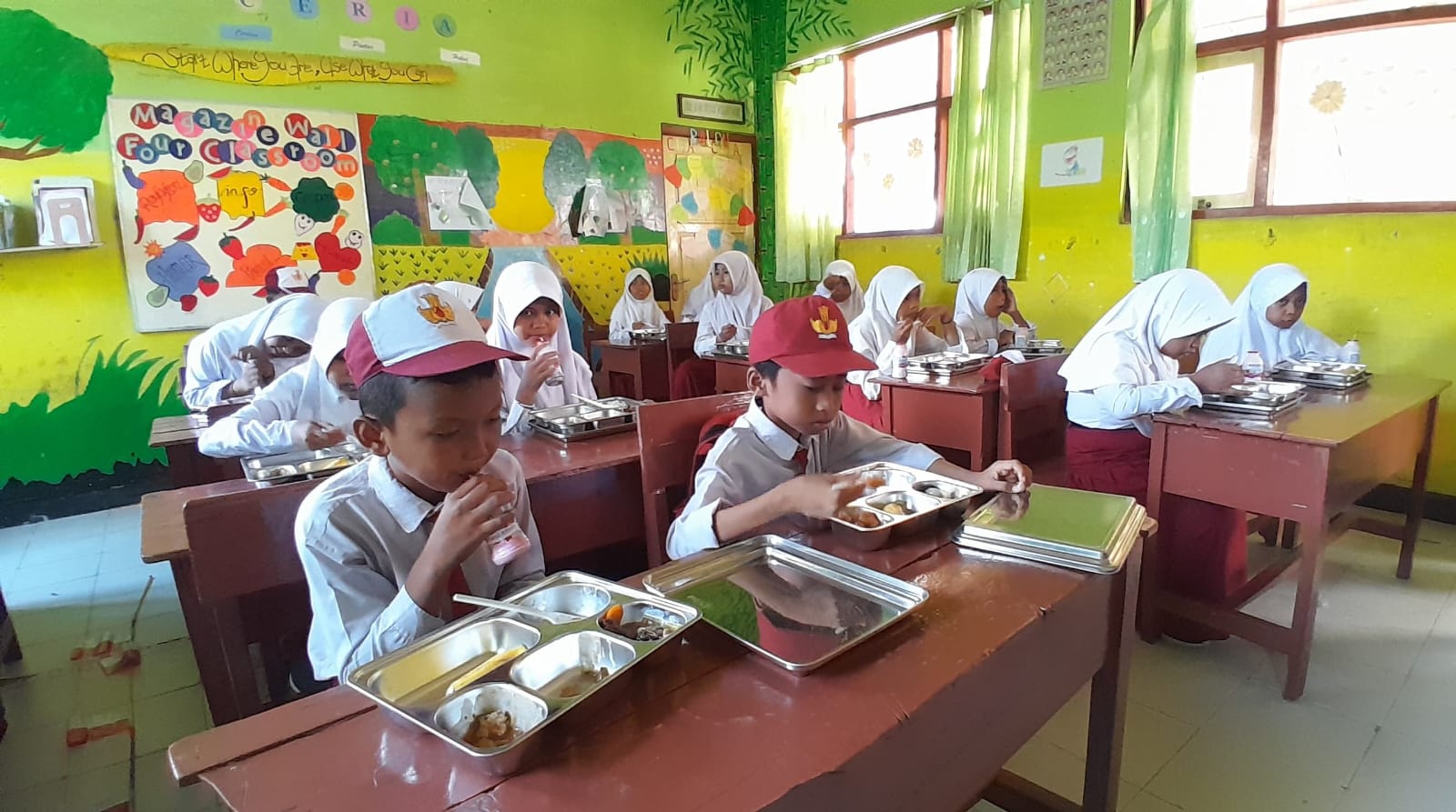 PROGRAM NASIONAL: Siswa Sekolah Dasar Negeri (SD) Proppo 1 menikmati MBG, Selasa (29/4).